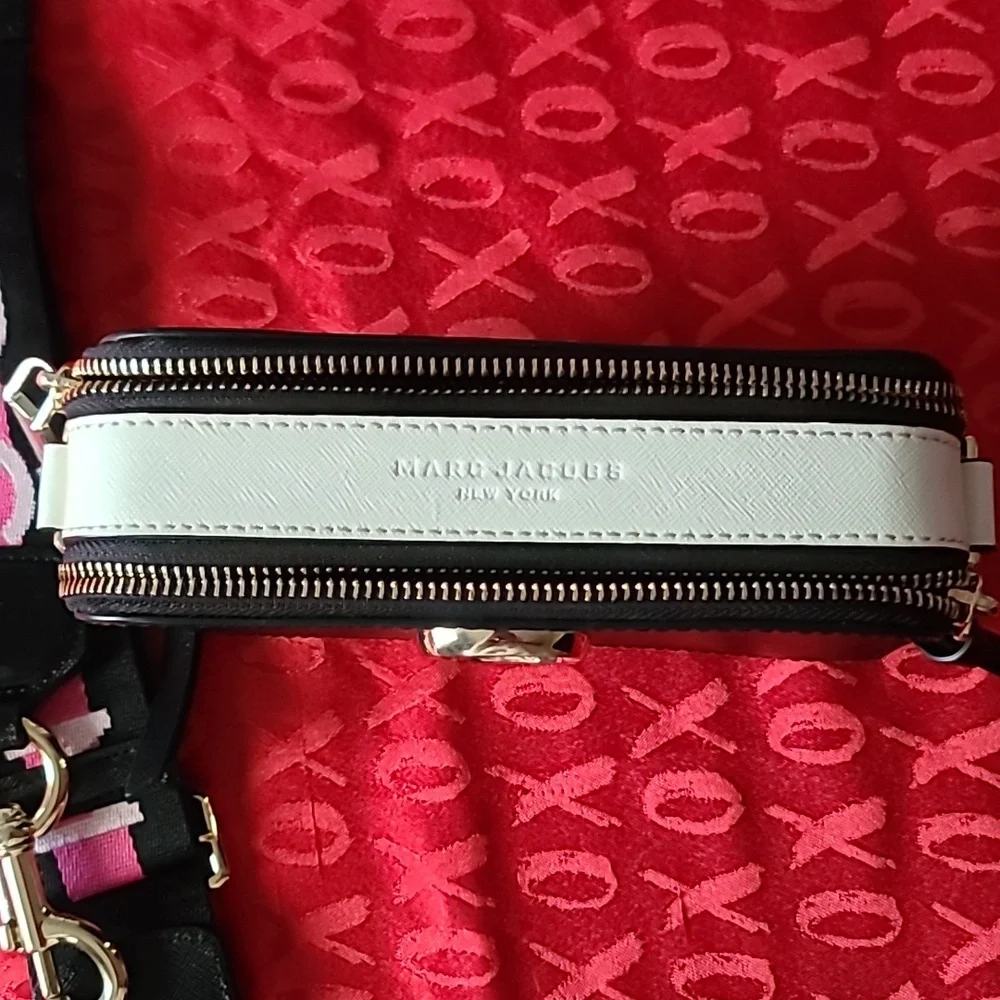 Marc Jacobs snapshot bag. Comes with pink bag strap. - Picture 2 of 6